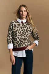 Sweater de tejido jacquard con estampado animal print, de silueta relajada y manga larga. Presenta cuello redondo y bordes en contraste de color bordó.