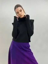 Buzo de jersey de lana color negro, con cuello elevado, hombreras estructuradas y mangas largas con puños con ojal para el pulgar.