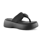 Sandalias negras de plataforma con tira ancha sobre el empeine y detalle de botón redondo.