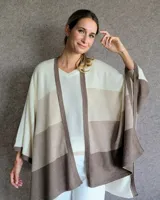 Ruana de lana con diseño a rayas horizontales en tonos beige y marrón.