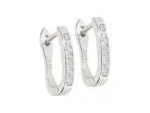 Aros tipo argolla de plata 925 con diseño de canal engastado con pequeñas circonias brillantes.