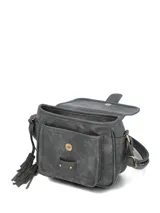 Cartera bandolera de ecocuero gris con solapa frontal de cuero natural, cierre con broche imantado, bolsillo delantero, correa ajustable y detalle de llavero con flecos laterales.
