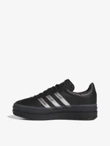 Zapatillas Adidas Gazelle Bold PV, diseñadas en colaboración con la cantante brasileña Pabllo Vittar. Zapatillas de cuero negro con plataforma y las tres tiras laterales plateadas.