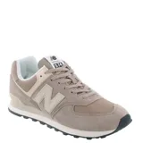 Championes New Balance 574 color beige con detalles en blanco, confeccionados en gamuza y malla, con logo "N" característico en los laterales y entresuela ENCAP.