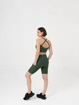 Shorts deportivos tipo biker negros, ajustados al cuerpo, con tiro alto.