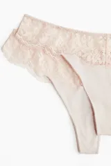 Pack de dos bombachas colaless color piel, de microfibra suave con ribete ancho de encaje y refuerzo interior.