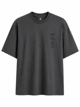 Remera oversize color negro con estampa tipográfica sutil en el pecho.