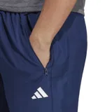 Short de entrenamiento Adidas, color azul marino, confeccionado en tejido liso de poliéster reciclado con tecnología AEROREADY. Presenta cintura elástica con cordón interior y bolsillos delanteros con cierre. En la parte inferior delantera derecha lleva el logo de tres barras de Adidas en color blanco.