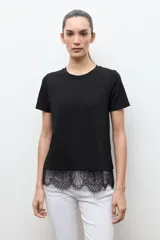 Remera oversized color topo con detalle de encaje en el ruedo, de manga corta y cuello redondo.