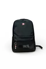 Mochila Ecko modelo EK104 de color negro, con compartimento principal con cierre, bolsillo frontal con cierre y llavero colgante con la marca.