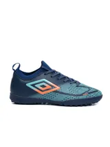 Championes de fútbol Umbro Borel Club TF para césped sintético, color azul marino con detalles en celeste y naranja, y el logo de la marca en el lateral.
