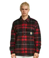 Sobrecamisa a cuadros rojos y negros con dos bolsillos frontales con solapa y logo de Carhartt en el bolsillo izquierdo.