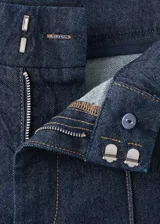Pantalón jeans de corte wide leg en azul marino, con tiro medio, pernera recta y ancha, y costuras frontales marcadas a lo largo de cada pierna.