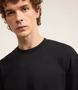 Remera boxy de manga corta y cuello redondo, confeccionada con tecnología dry de tacto frío en el interior y exterior de algodón.