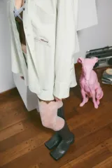 Camisa oversize color marrón, confeccionada en twill, con bolsillos irregulares y bordado 'munay' a contratono.