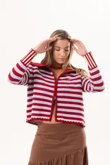 Saco tejido de punto a rayas horizontales en color celeste y rojo, con cuello alto, cierre frontal doble deslizador y puños con diseño en contraste. Presenta un pequeño bordado en el pecho.