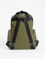 Mochila de cuero vegano color verde oliva, con compartimento principal, bolsillo frontal con cierre y bolsillos laterales. Cuenta con correas superiores de mano y herrajes metálicos plateados.