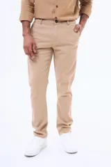 Pantalón de gabardina en color negro, de corte recto y ajuste cómodo, con cierre frontal y bolsillos laterales.