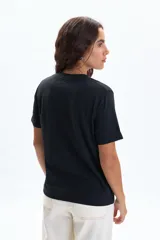 Remera negra de manga corta con cuello redondo y estampado frontal que dice "EDINBURGH" en blanco.