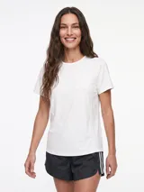 Remera deportiva de manga corta y cuello redondo, con diseño liso y ajuste cómodo.