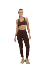 Calza larga marrón de compresión media, con cintura alta de doble tela y corte en la parte posterior.