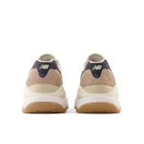 Championes urbanos New Balance modelo 5740, color beige con detalles en blanco, gris y azul, confeccionados en gamuza y malla, con logo "N" característico en los laterales y entresuela ENCAP.