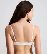 Soutien con base estructurada y copas moldeadas, confeccionado en algodón con detalles de encaje en el escote. Cuenta con breteles ajustables y cierre posterior con broches.