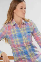 Camisa de manga larga con estampado a cuadros en tonos pastel: rosa, amarillo, celeste y lila.