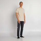 Pantalón jean de corte slim color gris oscuro, con bolsillos delanteros y traseros, y cierre con cremallera y botón.