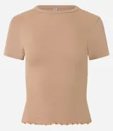 Blusa básica de manga corta y cuello redondo, confeccionada en viscosa texturizada con elastano, de corte ajustado y diseño con bajo ondulado.