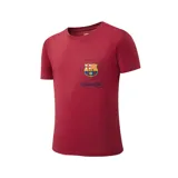 Camiseta deportiva color borgoña con cuello redondo y mangas cortas. Estampado en el pecho con el escudo del FC Barcelona y la palabra "Barça" en azul.
