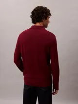 Chomba de manga larga Calvin Klein confeccionada en algodón supima, con cuello polo, cartera con botones y logo CK bordado en el pecho.