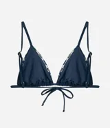 Top de bikini triangular de color azul marino, con tirantes ajustables y bordados artesanales en hilo blanco con motivos de conchas marinas en ambas copas. Incluye un delicado dije en forma de perla en el centro.