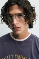 Camiseta de manga corta, corte holgado, color gris oscuro o azul marino con efecto lavado y rotos. Estampado frontal con el texto "WILTONWAY" en letras doradas.