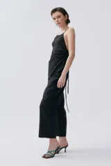 Pantalón negro de lino, corte culotte, con bolsillos laterales y traseros, y pespuntes a contratono en cintura.