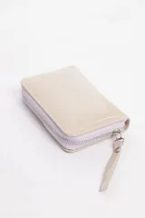 Billetera beige de cuero vacuno con cierre metálico.