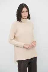 Polera de tejido de punto acanalado en color beige, con cuello alto, manga larga y diseño de corte recto con aberturas laterales en el ruedo.