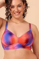 Soutien de baño con copa armada, sin aro, escote alto, breteles finos regulables y base para mayor contención. Dos tiras en espalda para ajustar. Confeccionado con tela que contiene fibra LYCRA® XTRA LIFE™ y estampado multicolor.