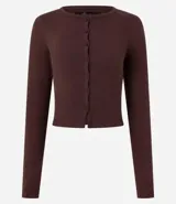 Cardigan estilo blusa color marrón oscuro, de ribana con mangas largas y abotonado delantero.