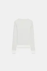 Camiseta de manga larga color gris melange, con cuello redondo y bajo recto. Presenta un detalle de tejido efecto doble a contraste en el cuello, puños y dobladillo inferior en color blanco.