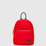 Mochila pequeña de diseño acolchado en color rojo, con cierre principal y bolsillo frontal con cierre. Cuenta con asa superior y detalles en cuero sintético negro, incluyendo un parche con logo en la parte inferior.