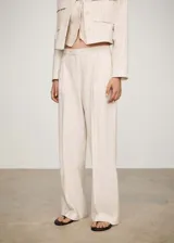 Pantalon de corte recto y tiro medio, confeccionado en tejido mezcla de algodón, viscosa y lino con diseño de rayas verticales finas. Cuenta con cierre oculto de botón, gancho y cremallera, y dos bolsillos delanteros.