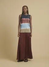 Musculosa sin mangas con cuello redondo y tirantes gruesos, con diseño de franjas horizontales en tonos azul, marrón y verde.