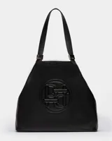 Bolso de hombro azul marino de cuero graneado con logo grabado en el centro.