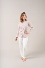 Pijama de dos piezas con estampado floral en tonos rosados y celestes sobre fondo blanco. La camisa es de manga larga con cuello mao y cierre frontal con botones. El pantalón es largo y de corte recto.