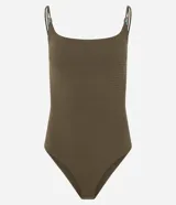 Body femenino ajustado, sin mangas, color verde oliva, con escote cuadrado y breteles finos dobles adornados con piezas decorativas. El tejido es texturizado.