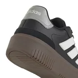 Championes urbanos Adidas Courtblock Bold, color negro con las icónicas tres tiras en color blanco y suela de plataforma en tono marrón oscuro. Presentan un diseño de corte bajo con cierre de cordones y refuerzos en la puntera.