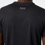 Remera deportiva negra de manga corta, con logo reflectivo de New Balance en el pecho.