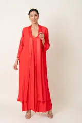 Túnica larga color rojo en crepe con vivo en satén al tono.