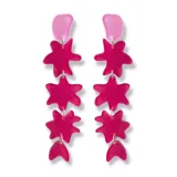 Par de aros colgantes con forma de estrellas fucsias y piezas circulares rosadas.